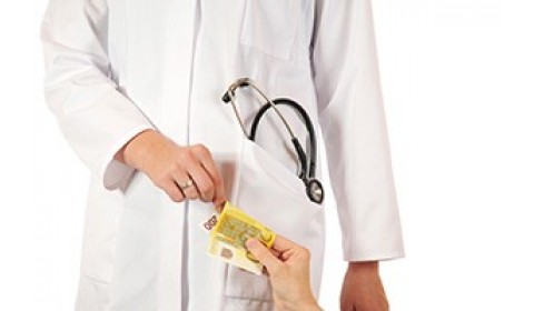 Kto zaplatí zrušené poplatky, poisťovňa alebo pacient?