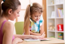 Čítanie s porozumením treba u detí trénovať skôr, ako na ZŠ