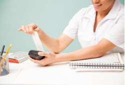 Poplatky sú pod drobnohľadom