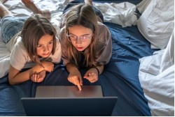 Deti sa radikalizujú online a rodičia si to ani nevšimnú, varujú odborníci