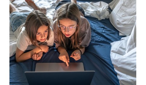 Deti sa radikalizujú online a rodičia si to ani nevšimnú, varujú odborníci