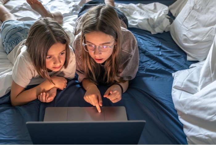 Deti sa radikalizujú online a rodičia si to ani nevšimnú, varujú odborníci