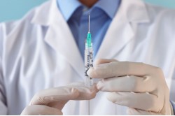 Chaos s vakcínami: očkovanie je povinné, ale platiť sa musí